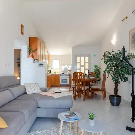 Apartment Andrijic